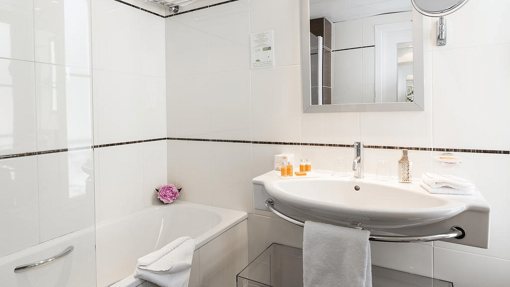 Paris Hotel Elysées Bassano centre offers