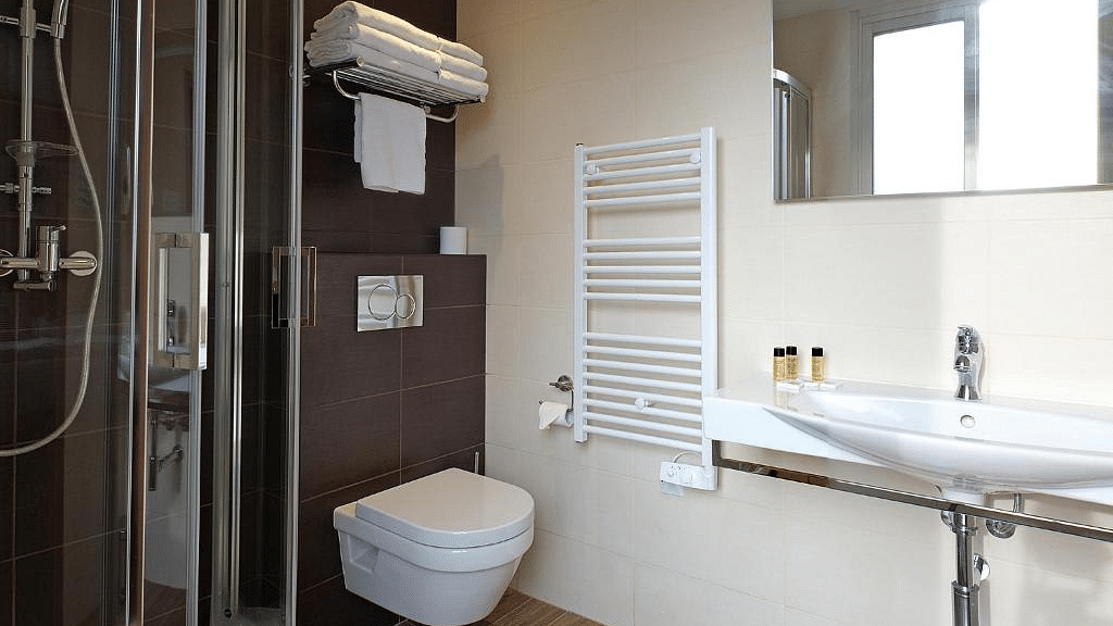 Nice Hotel Esprit d`Azur on the beach deals